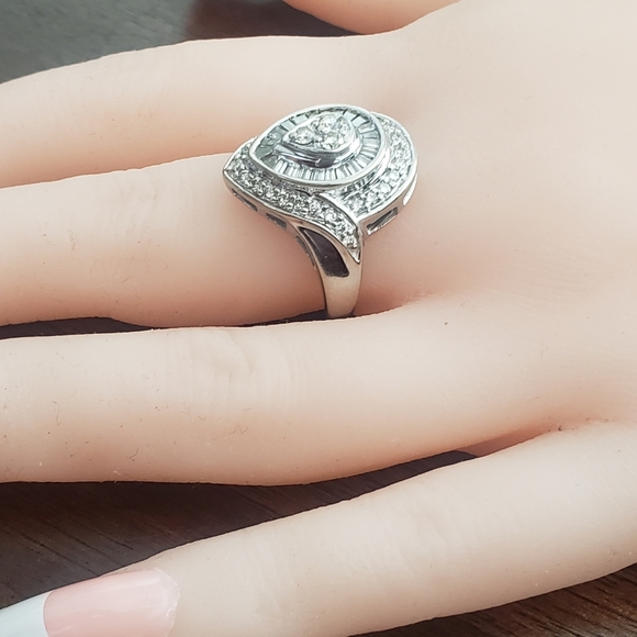 🚫SOLD🚫14k white gold Diamond Ring - Picture 4 of 12